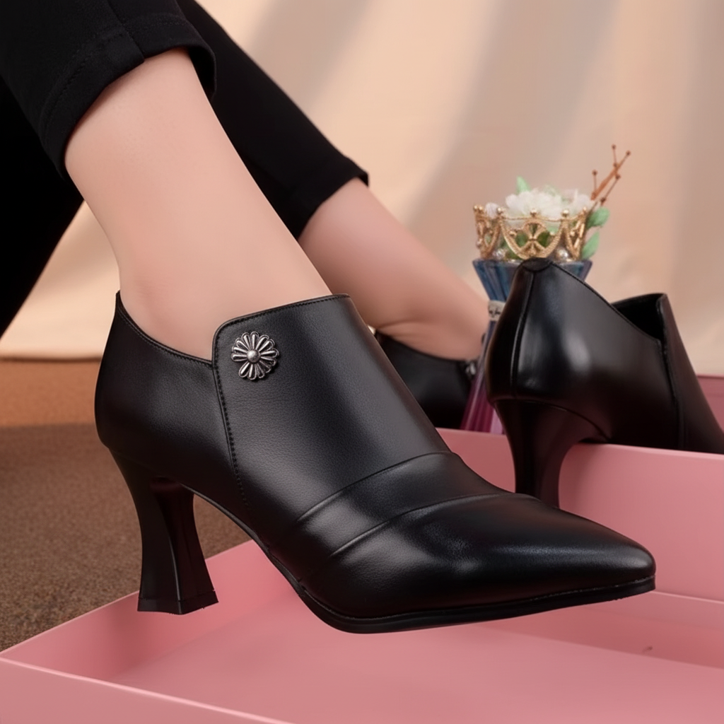 Ankle Boot Valentina Noir — detalhe metálico floral